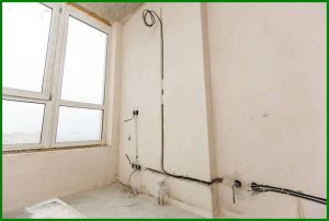 Az 100 éves házak felújítása során fontos figyelembe venni az építészeti részleteket és azokat hűen reprodukálni a felújítás során, hogy megőrizzük az épület eredeti stílusát.