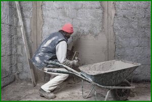 A régi házak felújítása során keressünk olyan lehetőségeket, amelyek segítségével az épületet energiahatékonyabbá és környezetbarátabbá tehetjük, például napenergia vagy esővízgyűjtő rendszerek telepítésével.