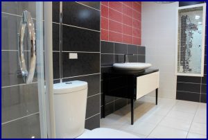 Egy jó lakásfelújítás vízszerelő gondoskodik róla, hogy a zuhanyzó és mosdó megfelelően legyenek beépítve.