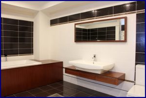 Egy megbízható lakásfelújítás vízszerelő segít megtervezni és kivitelezni a modern és energiatakarékos fürdőszobát.