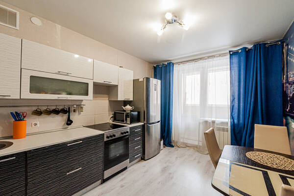 Modern és stílusos konyha-étkező teljes körű felújítás után: kontrasztos konyhabútor és kék textilek egy budapesti lakásban – Bízd Ránk Lakásfelújítás 2026.