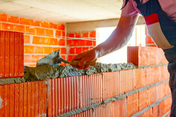 Új válaszfal építése és precíz kőműves munkák egy budapesti lakásfelújítás során – téglafalazás a Bízd Ránk Lakásfelújítás 2026 szakértő kivitelezésében.